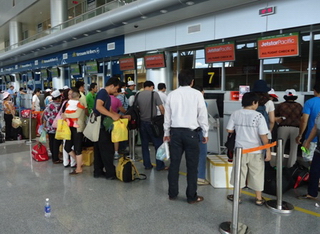 Chuyển quầy làm thủ tục tại sân bay Nội Bài