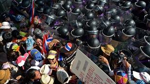 Thủ tướng Thái phải hứng “cú đấm” mạnh