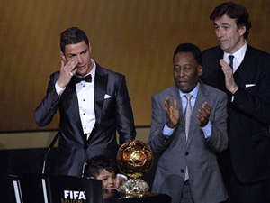 Vượt Messi và Ribery, CR7 lần thứ 2 giành bóng Vàng FIFA