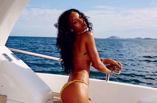 Rihanna thoát y táo bạo gây sửng sốt