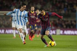 Đánh bại Malaga, Barca lấy lại ngôi đầu