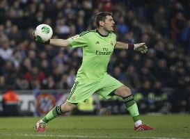 Iker Casillas lập kỷ lục giữ sạch lưới