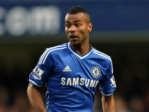 Ashley Cole trên đường trở lại Arsenal