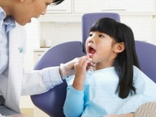 Cha mẹ nên làm gì khi trẻ bị chấn thương răng?