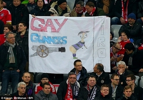 Ozil bị CĐV Bayern Munich chế giễu là “Gay Gunners”!