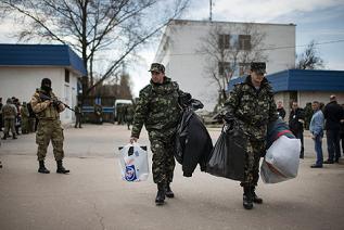 Đầu hàng Nga, lính Ukraine ồ ạt rút khỏi Crimea