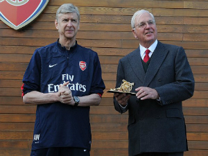 Arsenal tặng khẩu pháo bằng vàng cho HLV Wenger!
