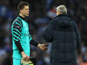 Thua thảm, Wenger trút giận lên người gác đền