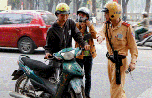 Đi xe máy không đủ gương có bị xử phạt?