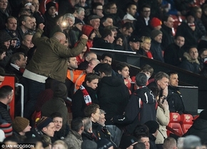 CĐV Man Utd lăng mạ David Moyes ngay tại Old Trafford!