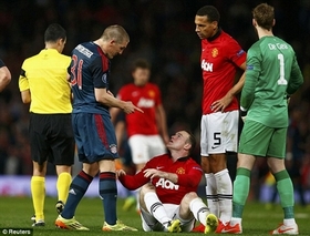 Rooney cố tình ăn vạ để Schweinsteiger bị đuổi!
