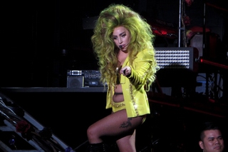 Lady Gaga hết thiếu vải lại vạch quần