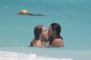 Cặp đôi đồng tính nữ nổi tiếng công khai hôn nhau trên biển