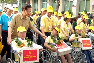  Thủ tướng Nguyễn Tấn Dũng đi bộ vì người khuyết tật