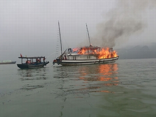 Tàu cháy dữ dội trên vịnh Hạ Long