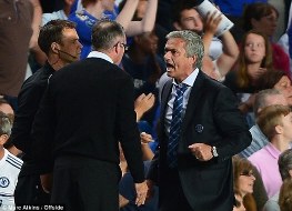 CĐV Chelsea nộp phạt hộ Mourinho