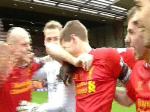 Gerrard khóc nức nở sau trận thắng Man City
