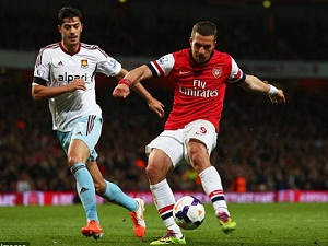 Polski tỏa sáng, Arsenal ngược dòng trở lại Top 4