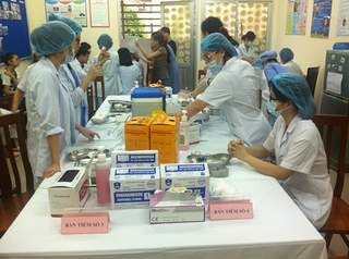 Tiêm vắcxin sởi cho bệnh nhân nội trú tại Nhi Trung ương