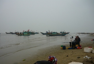 Tàu chở 50 người bị sóng đánh chìm ở Thanh Hóa