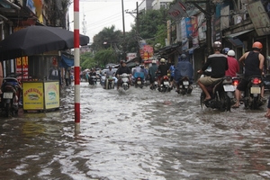 Hà Nội: Nam thanh niên bị điện giật chết lúc trời mưa to