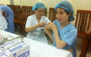 Hà Nội: Tiêm vắc xin sởi miễn phí cho cán bộ y tế