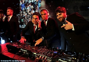  Cầu thủ Arsenal tập tành làm DJ!