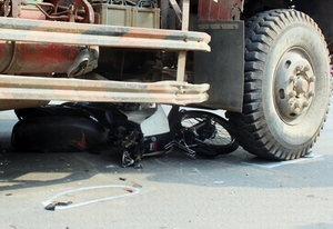 Hà Nội: Bị xe tải cuốn vào gầm, 3 mẹ con chết thảm