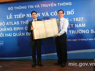 Bộ Thông tin và Truyền thông tiếp nhận bộ Atlas thế giới Bruxelles 1827 về chủ quyền hai quần đảo Hoàng Sa, Trường Sa của Việt Nam