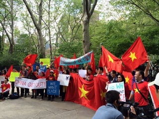 Việt kiều và du học sinh tại Mỹ phản đối Trung Quốc