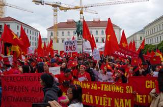 Người Việt tại châu Âu đồng loạt phản đối Trung Quốc