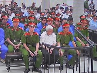 Ông Trần Xuân Giá xin ngồi xe lăn đến tham dự phiên tòa