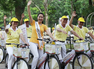 Hoa hậu Ngô Phương Lan đạp xe vì các cụ già