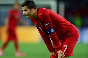 C.Ronaldo “dính” chấn thương: Bồ Đào Nha lo sốt vó