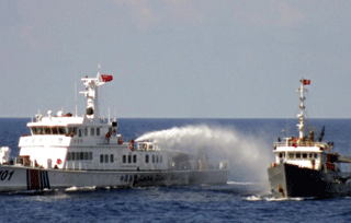 3 tàu Trung Quốc lại vây ép phun vòi rồng vào tàu Việt Nam