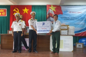 VNPT Thừa Thiên - Huế tặng quà các chiến sĩ Trường Sa