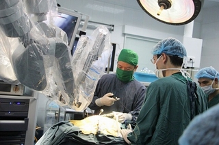  Cận cảnh một ca phẫu thuật nội soi có ứng dụng robot