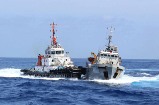 Tàu Trung Quốc hung hãn tổ chức đội hình đâm tàu Kiểm ngư 951