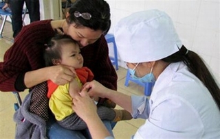 Những lưu ý khi cho con tiêm vắc-xin viêm não Nhật Bản