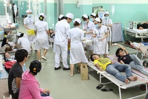 Ngộ độc tập thể khiến 71 người nhập viện