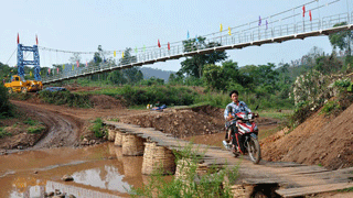 Cầu treo Sam Lang bị nước lũ cuốn sập