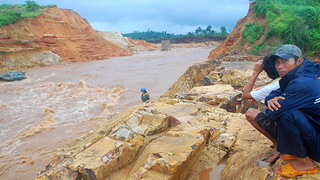 Lũ quét kinh hoàng do vỡ đập thủy điện