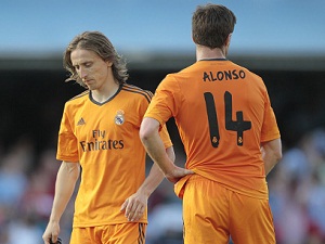 Real Madrid “trói chân” Modric, bán Alonso