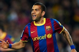 Alves tiếp tục gắn bó với Barcelona