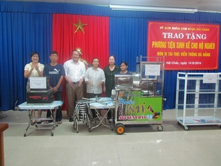 VNPT Đà Nẵng trao tặng phương tiện làm ăn cho hộ nghèo