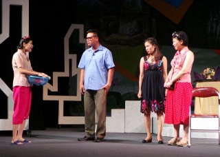 Chương trình xã hội hóa sân khấu của Nhà hát Tuổi trẻ: Tác giả chùm hài kịch “Ao làng”: Sẽ không phải tiếc tiền khi mua vé