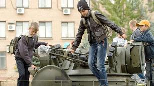 Vừa rút quân Kiev vừa dọa quân ly khai “phản bội”