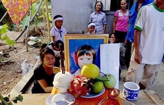 Bé 10 tuổi chết trên đường đi học vì đói