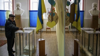 Súng đã nổ trong cuộc bầu cử ở Ukraine
