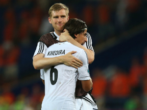 Mertesacker giúp Arsenal mua“máy quét” Khedira